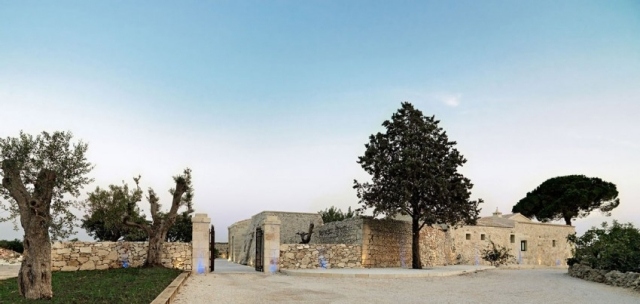 Taliansky rustikálny hotel-Relais Masseria Capasa-hrana nehnuteľnosti so stenami Martano-Taliansko-Relais-Masseria-Capasa-Hotel-s-vonkajším bazénom