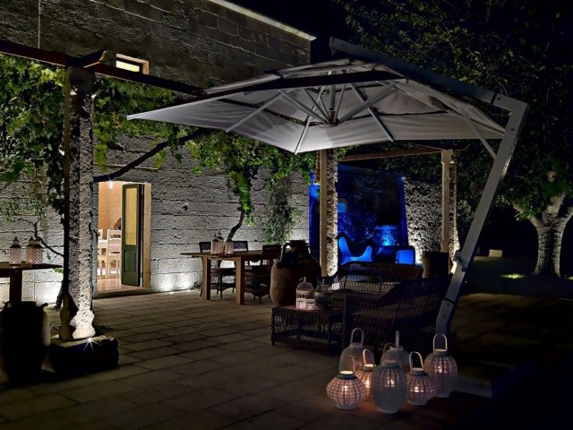 rustikálny hotel v Martano vonkajší bazén so zariadenou terasou a jedálenským kútom rustikálny-hotel-vonkajší-bazén-terasa-vonkajší-jedálenský kút