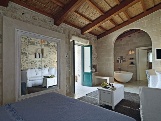 Relais Masseria Capasa-rustikálna hotelová izba-moderné vybavenie Relais-Masseria-Capasa-rustikálna-hotelová izba-vlastná-kúpeľňa-kamenné múry