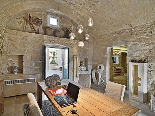 Hotelová izba s dreveným stolom ponúka pohodlné závesné svetlá na pracovisku hotelová izba-moderný-drevený-stôl-pracovisko-klenba-závesné-svetlá