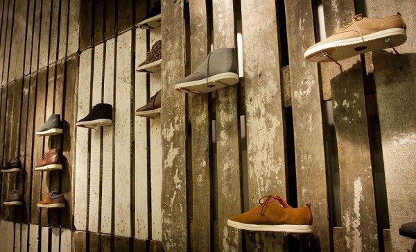 interiérový dizajn obchod s obuvou z Poľska vyrobený z europaliet