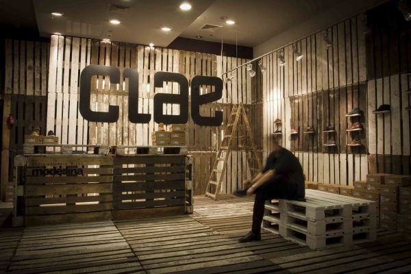 Predajňa obuvi CLAE poznan Poľsko interiérový dizajn z europaliet