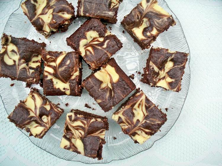 šťavnaté mramorové tortové pláty-mramorované-tanierové-kúsky kakaového cesta