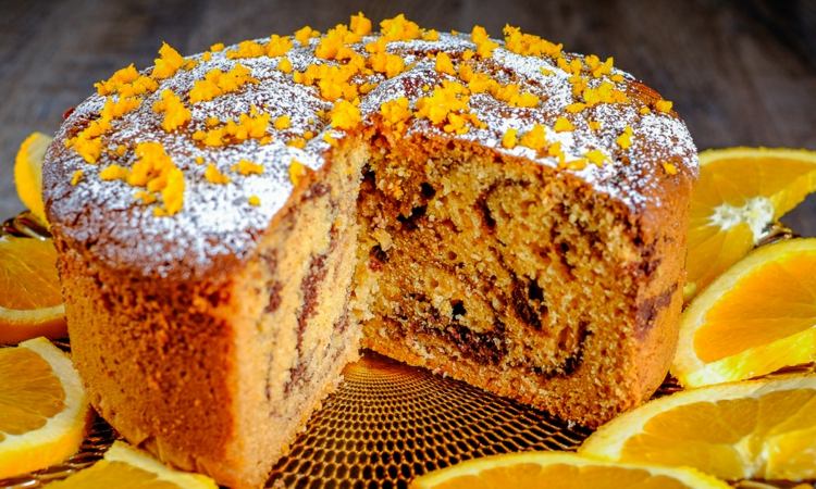 šťavnatý mramorový koláč pomarančovo-pomarančovo-kôrovo-zdobený-vzor-kakaový tanier