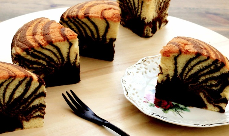 šťavnaté kúsky mramorového koláča-vidlička-čierna-doska-stôl-vzor-zebra