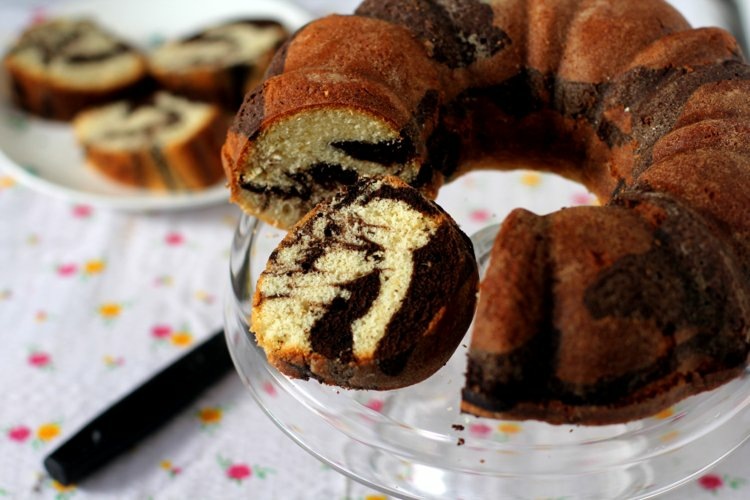 šťavnatý-mramor-koláč-veniec-tvar-kakao-vanilka-vzor-nôž-tanier