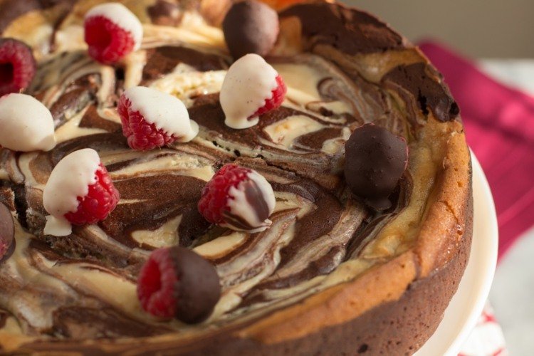 šťavnatá-mramorová-tortová-malinová-servítková-čokoládovo-biela-tmavo-mramorovaná