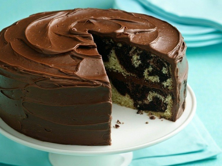 šťavnatá-mramorová-torta-čokoládová-glazúra-hnedá-cesto-vzorovaná-koláč-tanier-noha