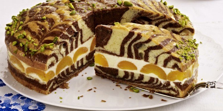 serverový tanier so šťavnatou mramorovou tortou-marhuľovou plnkou-pistáciovým vzorom