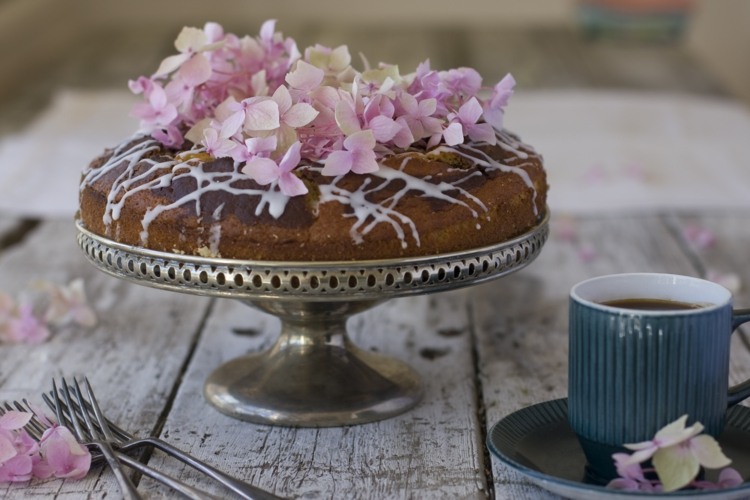 šťavnatá-mramorová-torta-káva-šálka-kvet-vidlička-poleva-vegánska-kovová-torta-tanier