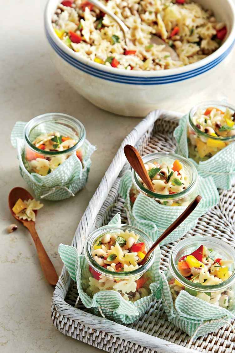 Šalát podávajte v pohári a ozdobte cestovinový šalát