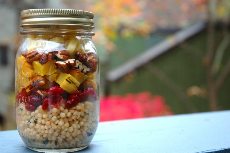 Na recept na šalát potrebujete kuskus a brusnice šalát-pohár-kuskus-zrno-brusnice-orechy-tekvica