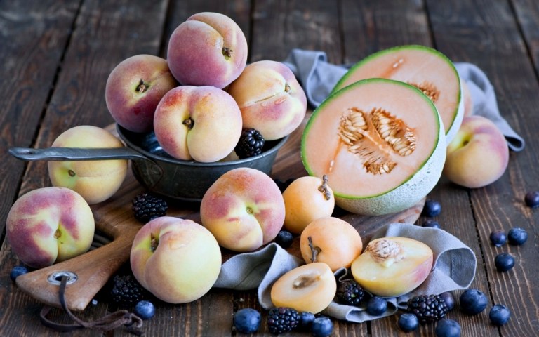 Skombinujte rôzne druhy ovocia, ako je broskyňa, melón alebo medový melón, v šaláte s jahodami