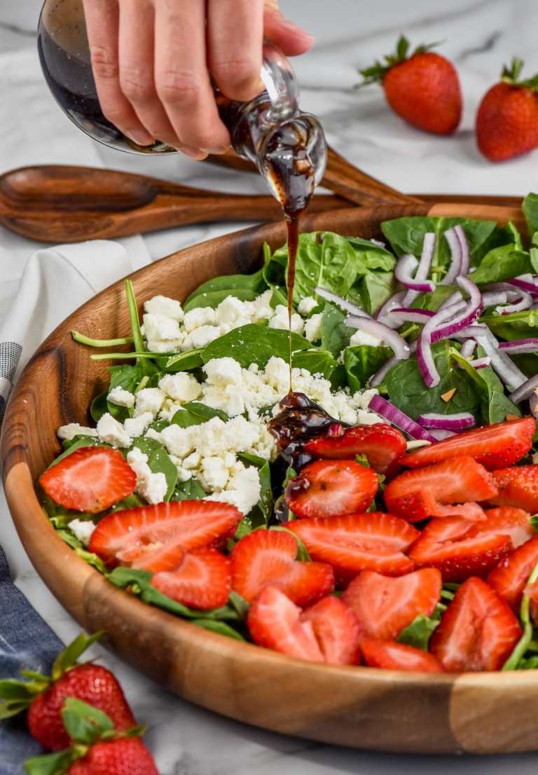 Dresing z maku a balzamikového octu na zjemnenie šalátu s jahodami