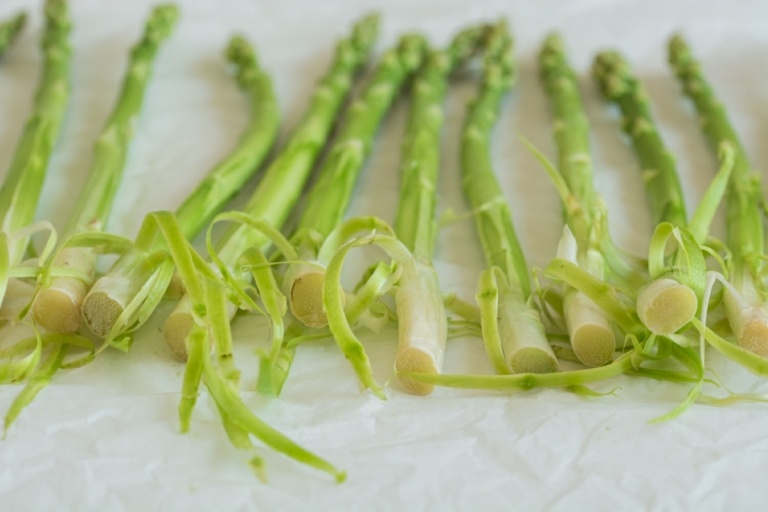 Špargľa sa musí pred prípravou ošúpať