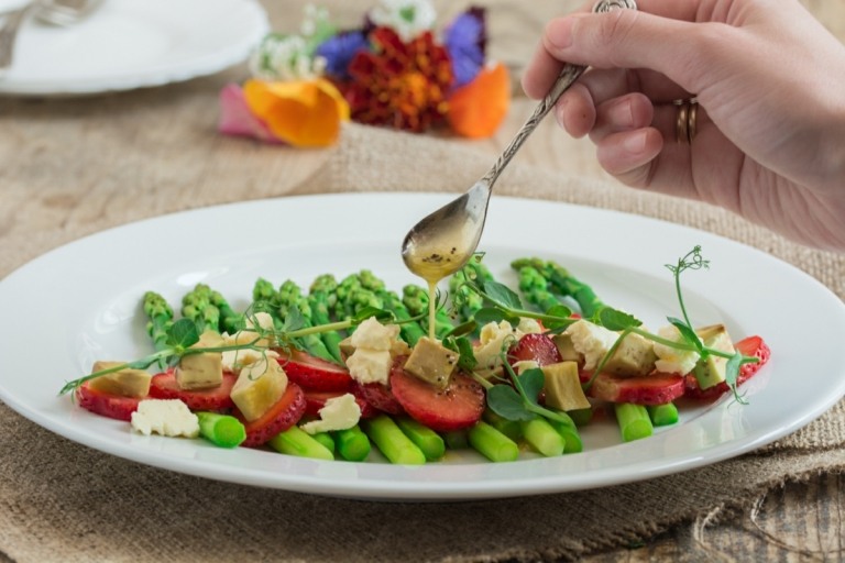 Dresing do jahodového a špargľového šalátu s medom, horčicou a makom