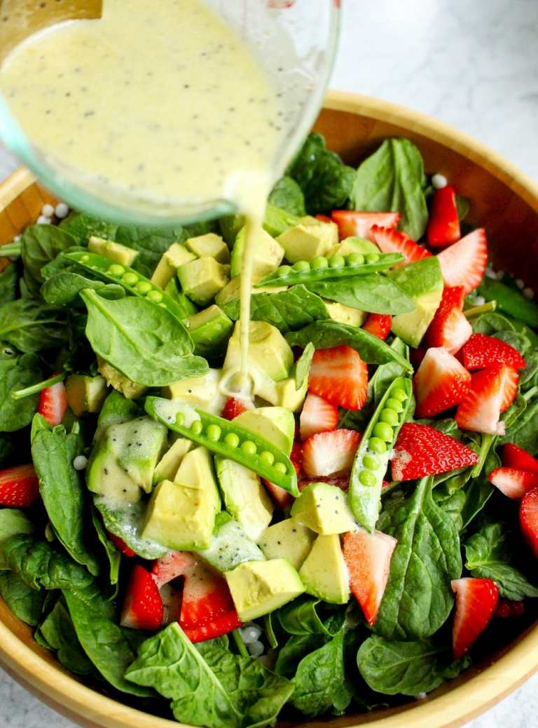 Dresing do šalátu s jahodami z horčice, maku a kyslej smotany