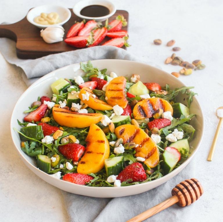 Kozí syr s grilovanou broskyňou, uhorkou a jahodami