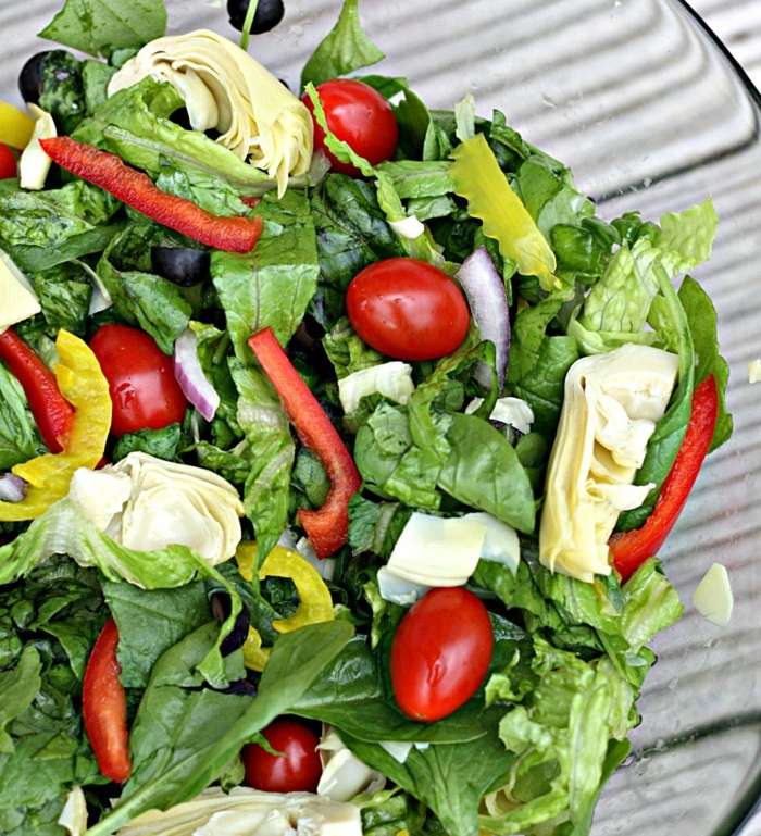 Paradajky so zeleným šalátom a paprikou Zelenina zelený šalát paradajky taliansky