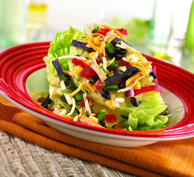 Lahodný taliansky šalát s čerstvou zeleninou a dressingom Pripravte si vlastný taliansky šalát s paradajkovým dresingom