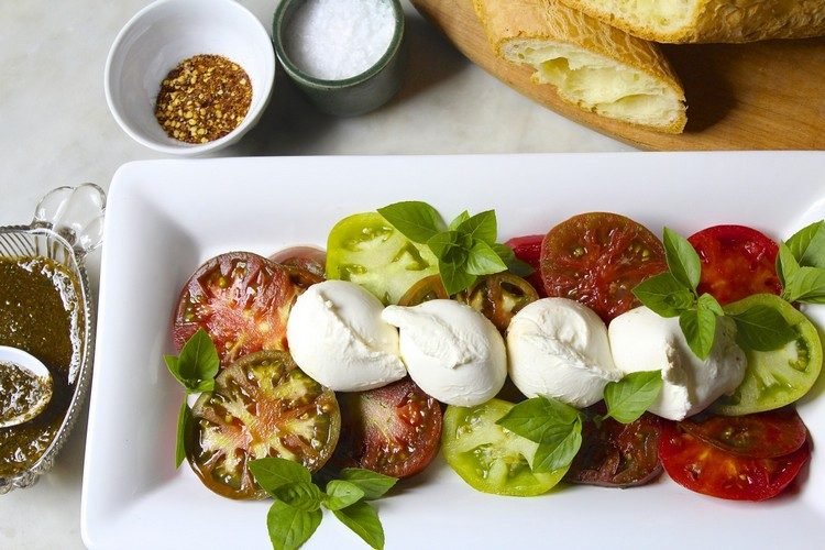 paradajkový šalát listy bazalky mozzarella burrata