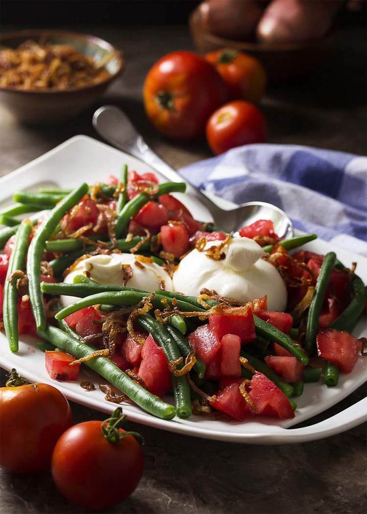 lahodný šalát recept zelený hrášok paradajky šalotka syr burrata