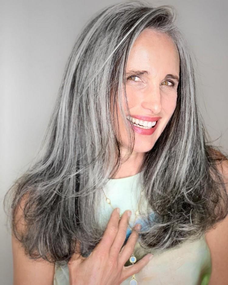 Dlhé vlasy v soli a korení vyzerajú ako herečka Andie MacDowell