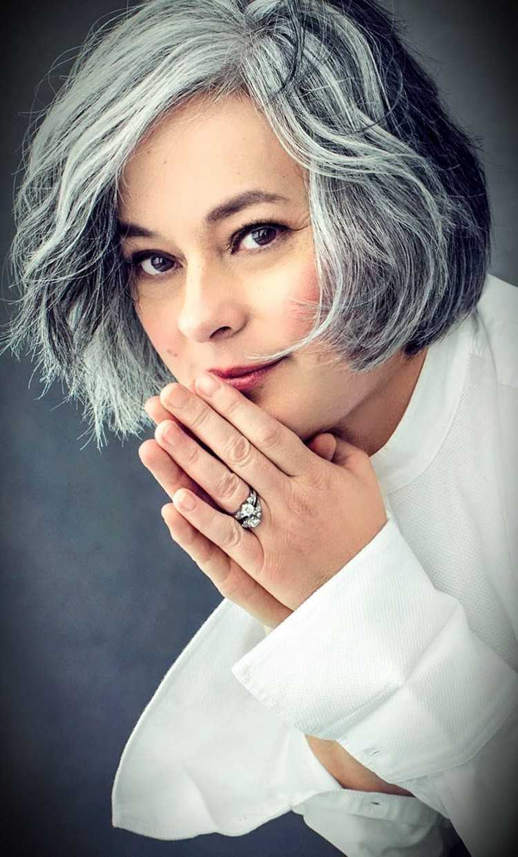 Soľ a korenie zdôrazňujú vlasy make -upom