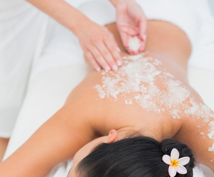 Vytvorte si vlastný soľný peeling spa wellness aplikáciu pokožky