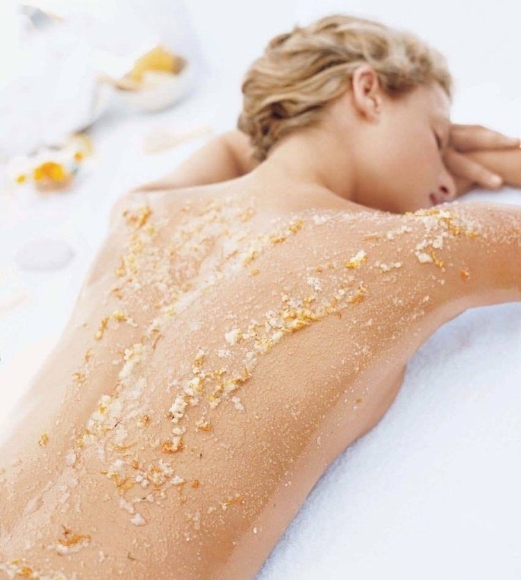 Vyrobte si soľný peeling sami, medová telová koža