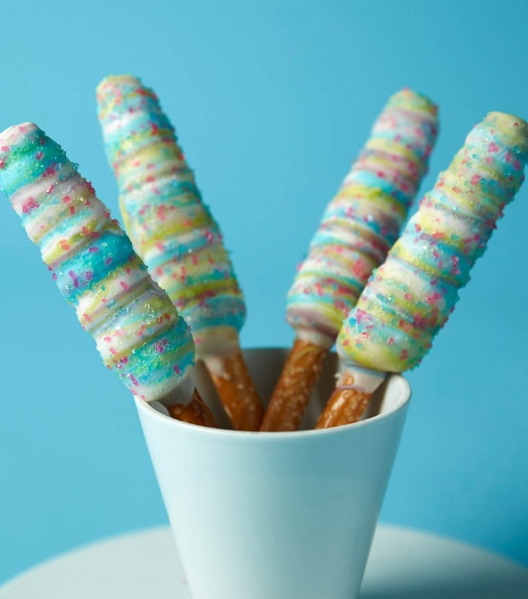 Oslávte detské narodeninové oslavy inšpirované jednorožcom a ozdobte praclíkové tyčinky polevou