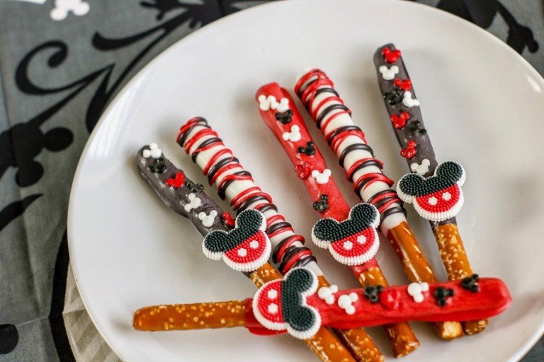Ozdobte praclíkové tyčinky Mickey Mouse cukrovými ozdobami. Podávajte bufet na oslavy detských narodenín