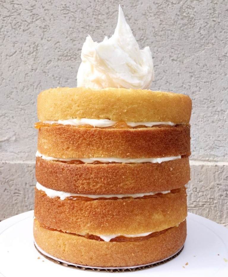 Upečte narodeninovú tortu a ozdobte praclíkmi s polevou