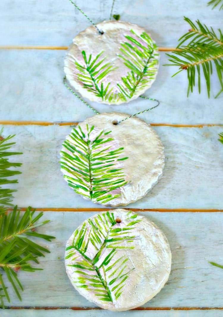 Príves so slaným cestom na kríky v záhrade na Vianoce a v zime