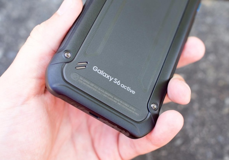 skrutky samsung-galaxy-s6-aktívny-mobilný reproduktor-spodná časť-zadná strana