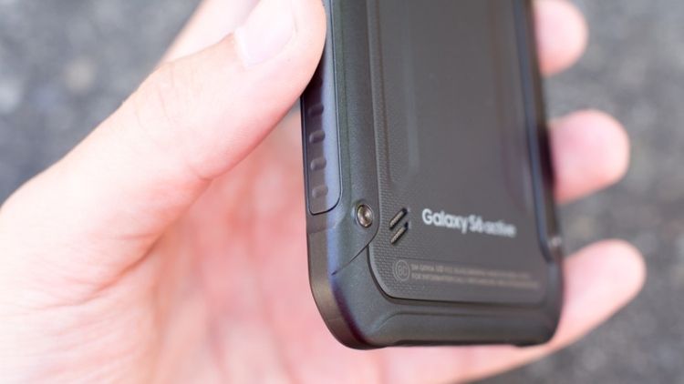 samsung-galaxy-s6-aktívny-mobilný telefón-vonkajší-vzhľad-dno-hrubé-zaoblené