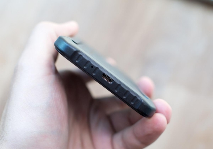 samsung-galaxy-s6-aktívny-mobilný-telefón-zásuvka-USB-nabíjací-port-spodná strana