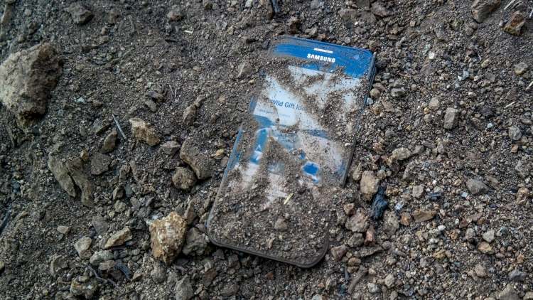 samsung-galaxy-s6-active-mobile-phone-earth-gravel-kamene-odolné voči poškriabaniu