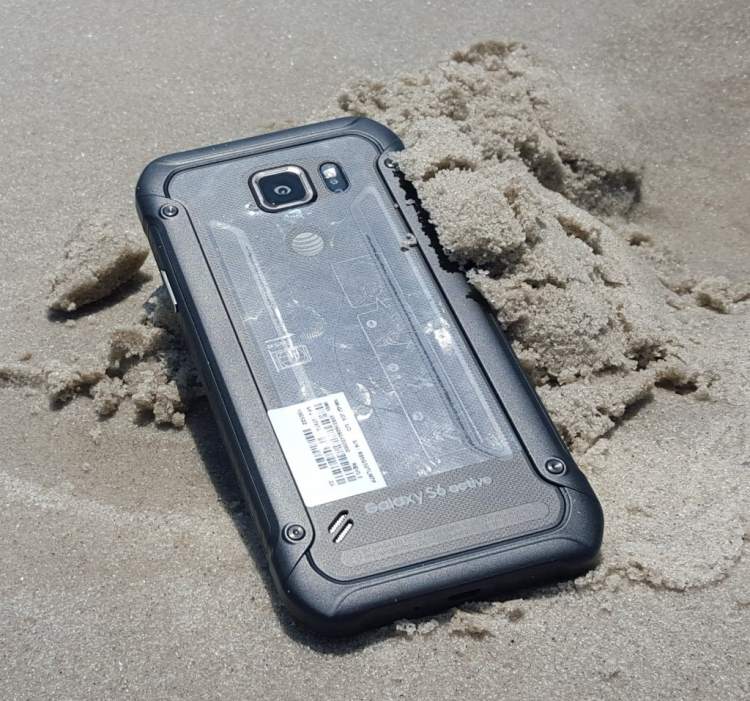 samsung-galaxy-s6-aktívny-mobilný-piesok-test-namokro-vodeodolný