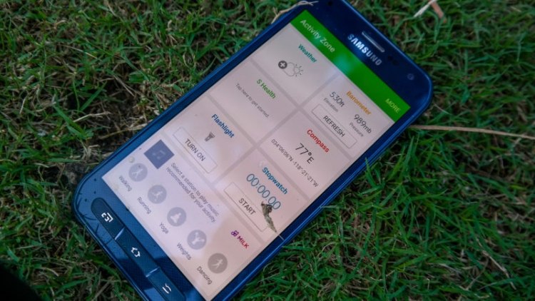 samsung-galaxy-s6-aktívny-mobilný-telefón-displej-tráva-mokrý-vodotesný-robustný