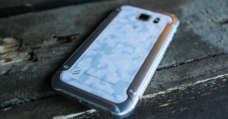 Samsung Galaxy S6 Active -bielo-sivý-robustný-ženy-jemný