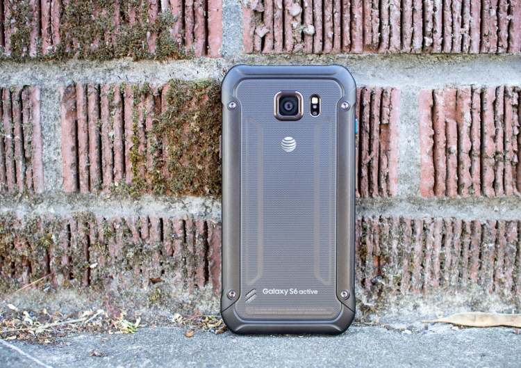 samsung-galaxy-s6-active-prakticka-zalozka na stenu-vonku-robustny-machovy beton