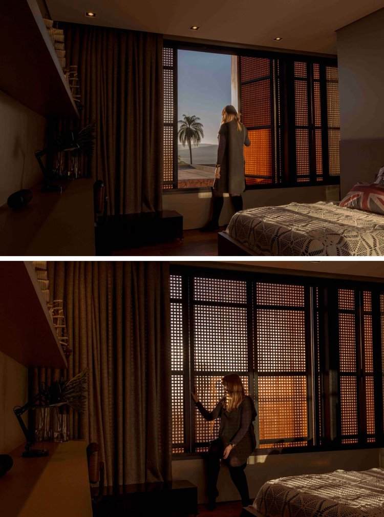 Spálňa s drevenými mriežkovými závesmi