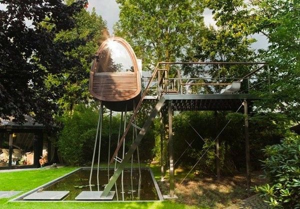 Dom na strome v malej záhrade