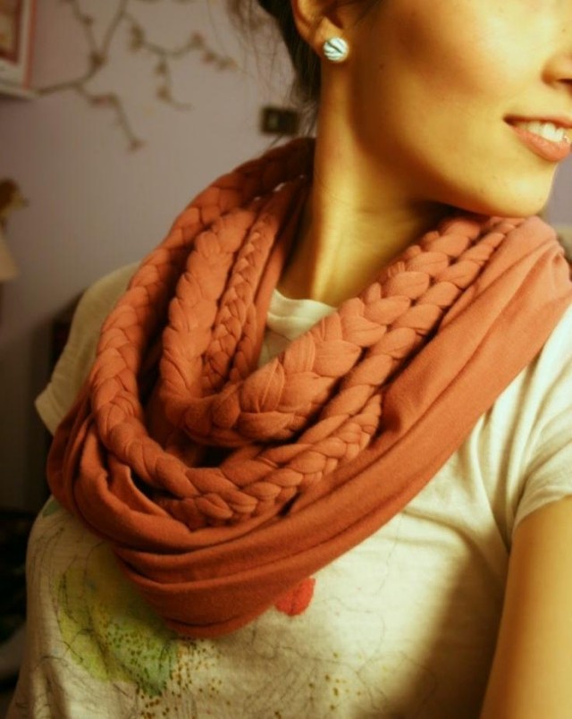 slučka-šál-urob si sám-staré-tričko-oranžové-prúžky-zapletanie