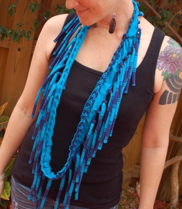 slučka-šál-urob si sám-staré-tričko-dlhé strapce