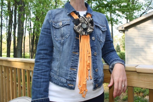 Vytvorte si vlastnú šatku nápad-staré-tričko-kvet-šperk-doplnok