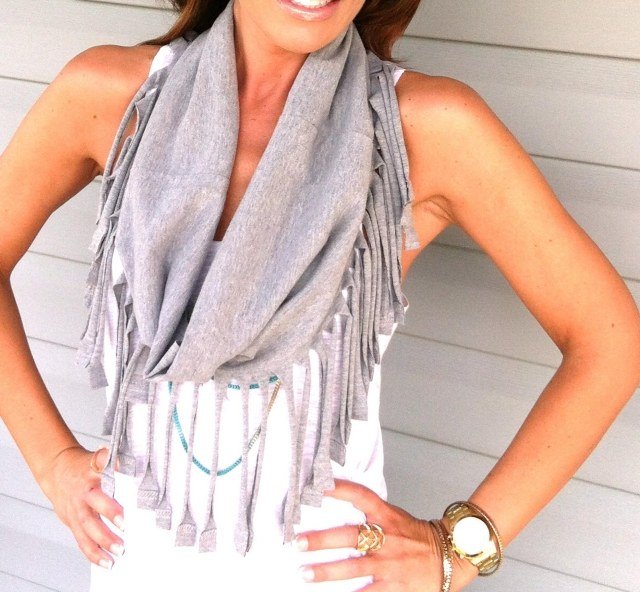 slučka-šál-urob si-sám-staré-tričko-fringed-šedá