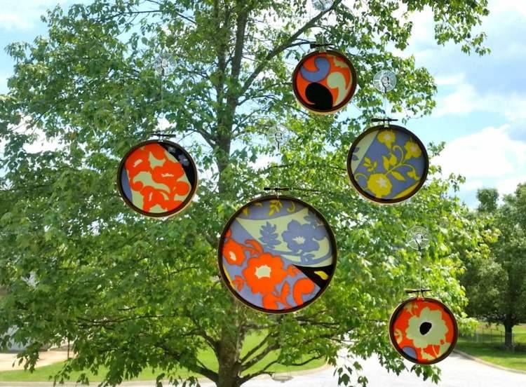 Pekné slnečníky ako ozdoba okien alebo terás s hodvábnou šatkou a vyšívacím rámom