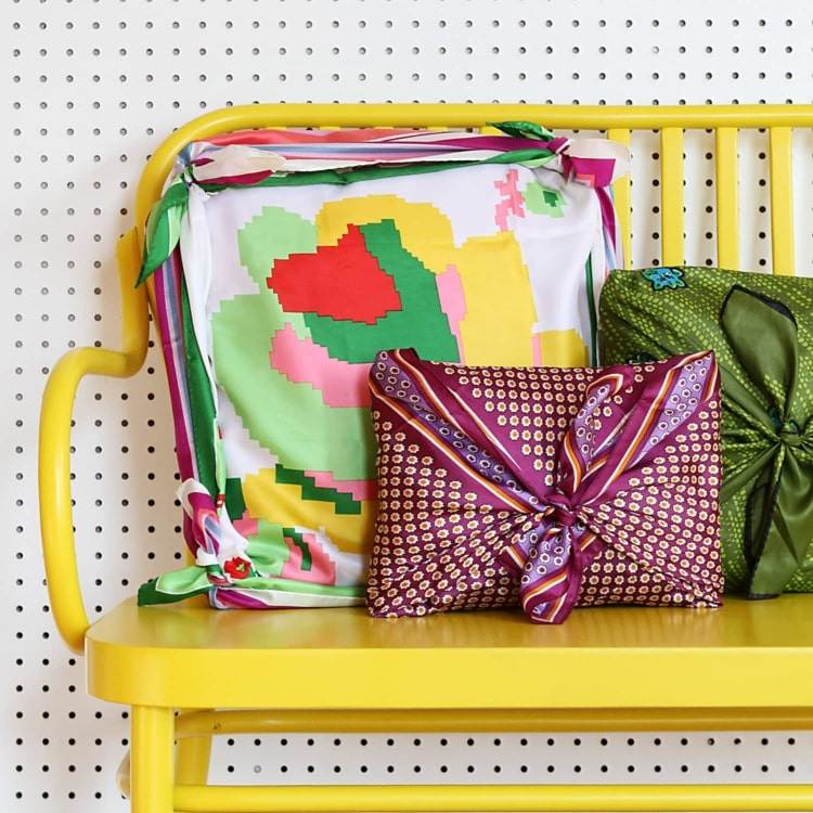 Udržateľné darčekové balenie z tkaniny - ekologická recyklácia šatky